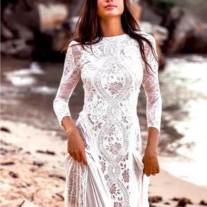 This never before worn Grace Loves Lace wedding dress is gorgeous.